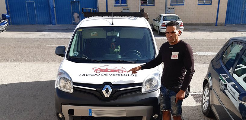 Amisael ha abierto una empresa de limpieza de interior de vehículos y tapicerías en Corella
