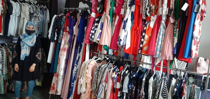 Kaoutar ha abierto una tienda de ropa de hombre y mujer en Tudela