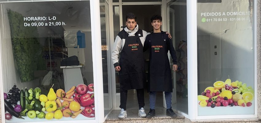 Emprender con ilusión: Bilal y Mounir abren un comercio de alimentación en Azagra