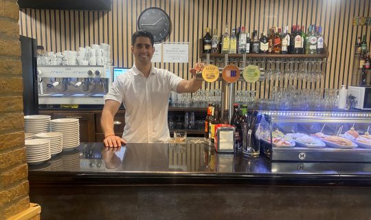 De trabajador a emprendedor: Christian se pone al frente del bar La Sucursal en Tudela y amplía su oferta