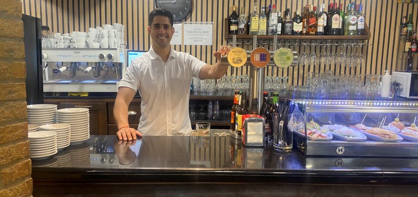 De trabajador a emprendedor: Christian se pone al frente del bar La Sucursal en Tudela y amplía su oferta